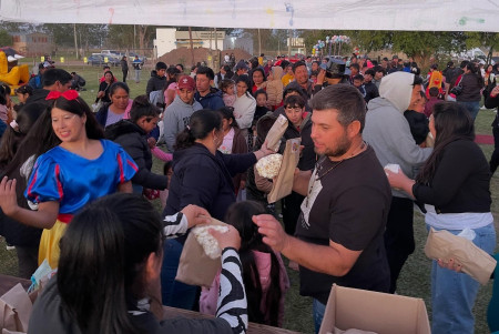 Sebastián Pérez y su equipo agasajaron a los niños de Cecilio Echevarría